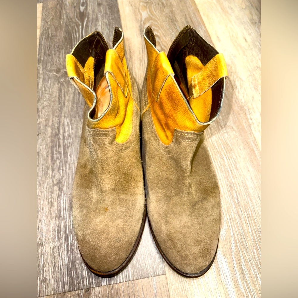Samuel Hubbard Closed Toe Beige Solid Ankle Bootie Size 8.5M